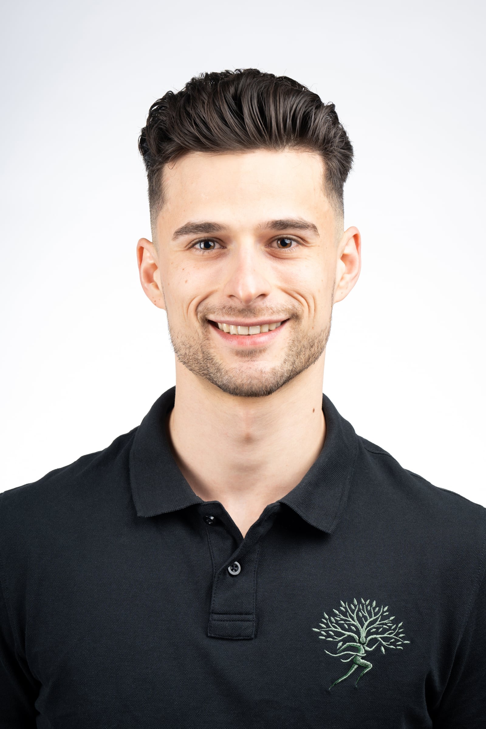 Porträt von Alessandro Rüegg im Ernährung & Sport Poloshirt mit Blick nach vorne