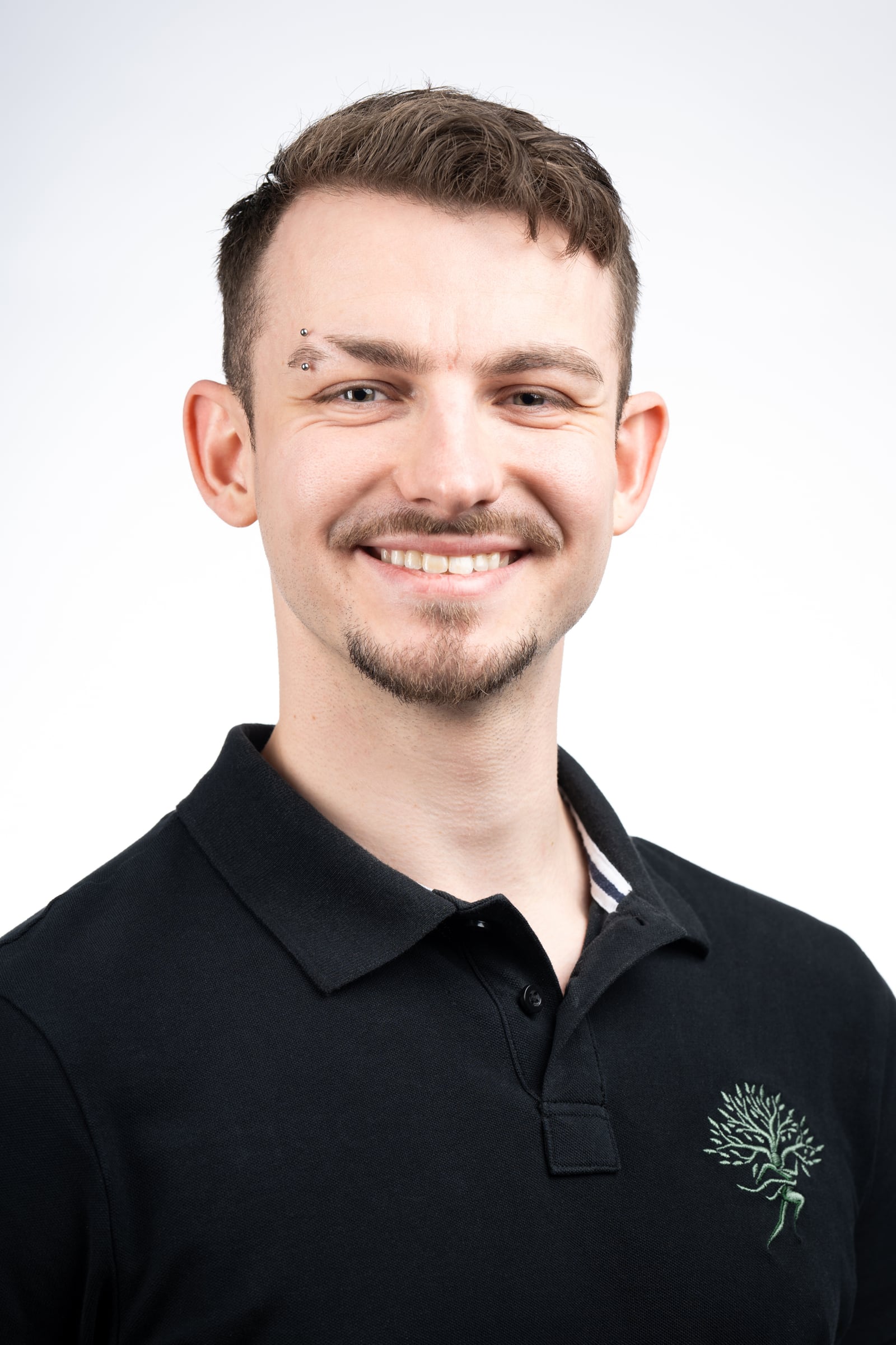 Porträt von Dominic Gubser im Ernährung & Sport Poloshirt mit Blick nach vorne